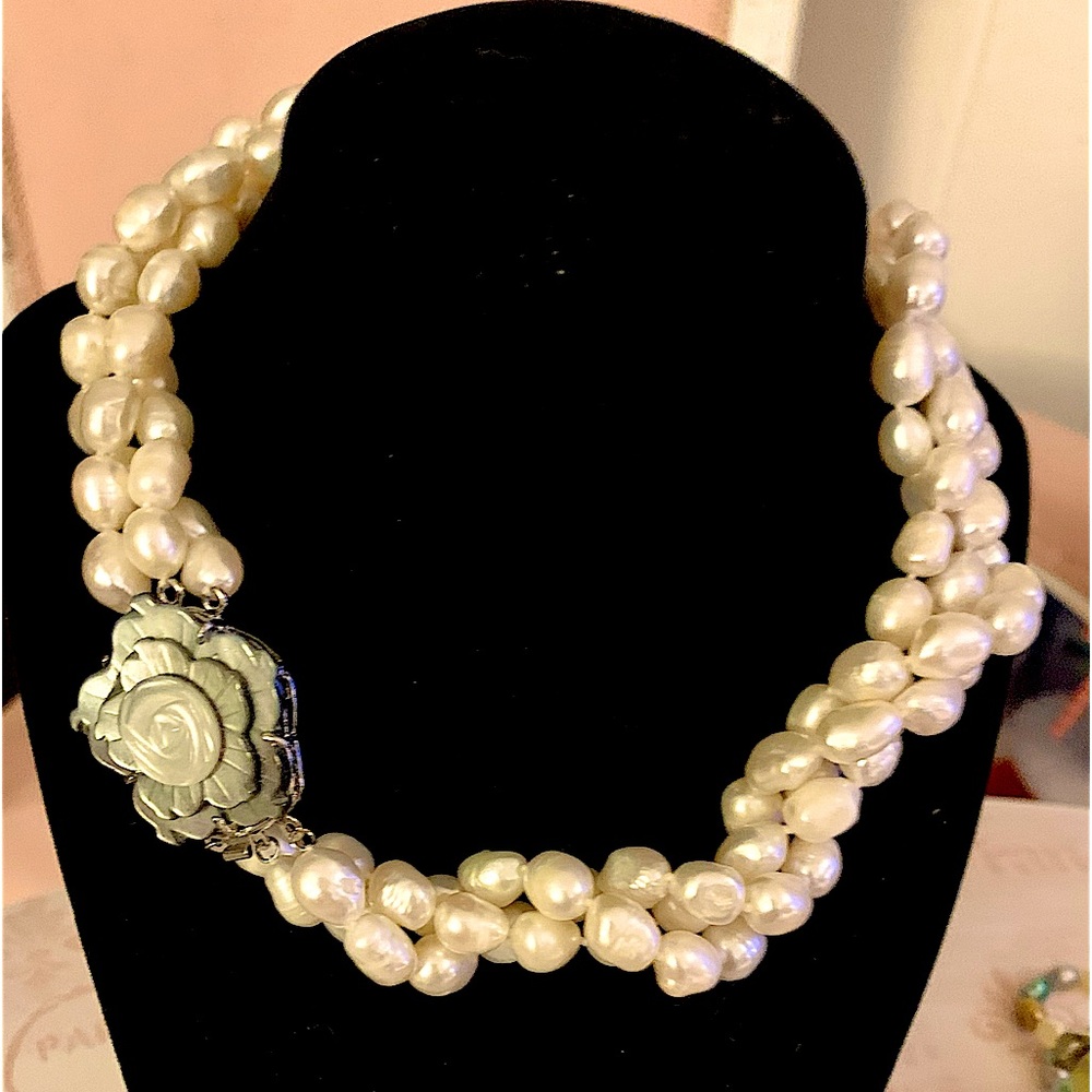 New Elegant white short Pearl necklace with flower shaped mother Pearl.